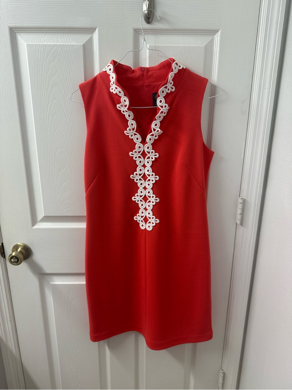 Vince Camuto Coral-Red Sleeveless Shift Dress with White Appliqué